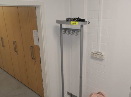 1 Kleiderstände Metall Silber
