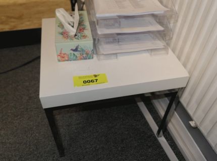 1 kleines Beistelltischchen