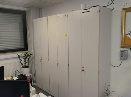 1 Aktenschrankwand dreiteilig sechs Flügeltüren