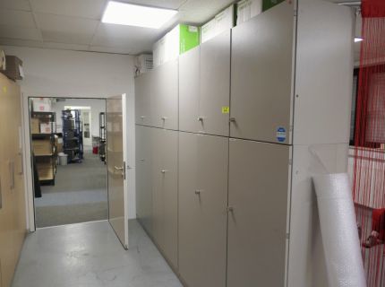 1 Aktenschrankwand vierteilig mit Aufsatz