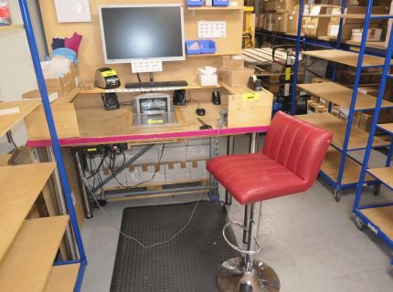 1 Arbeitstisch erhöht mit einem