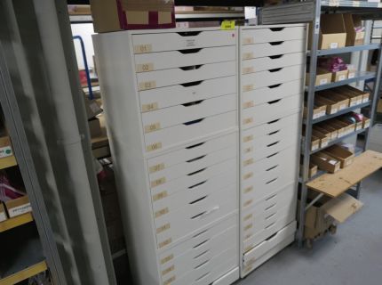 1 zweiteiliger Schubladenschrank
