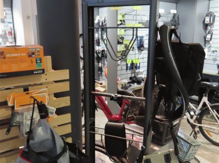 1 Warenausstellungsregal Metall grau-schwarz Werbeaufschrift