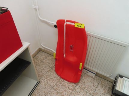 1 Schlitten Kunststoff rot