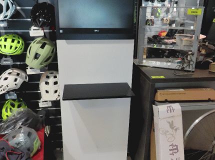 1 Präsentationsaussteller mit integriertem All-in-One-PC