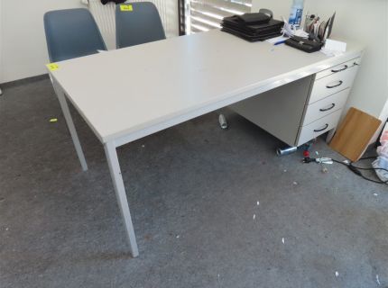 1 Schreibtisch ca. 08 m