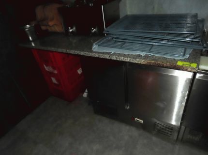 1 Arbeitsfläche Granitoptik mit Kühlschrank