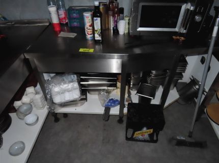 1 Arbeitstisch ca. 15 m
