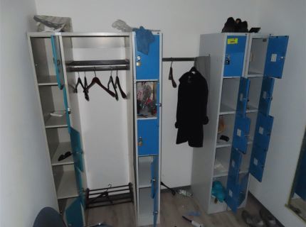 1 Garderobe mit integrierten Schließfächern