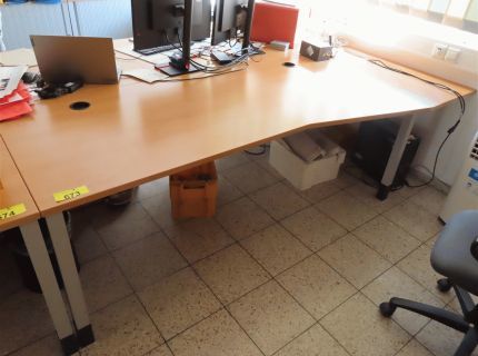 2 Schreibtische ca. 2 m