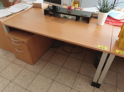 1 Schreibtisch ca. 180 m