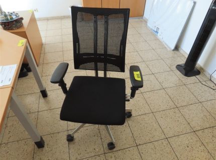 3 Bürodrehstühle mit Armlehnen 1