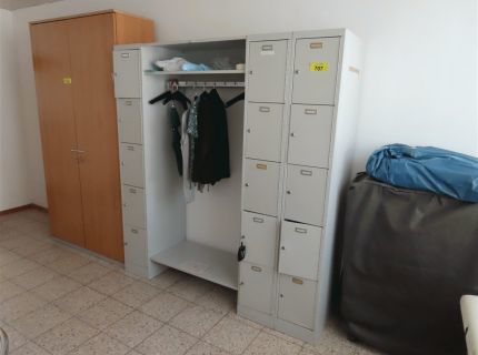 1 Spindschrank mit Garderobenstange bestehend