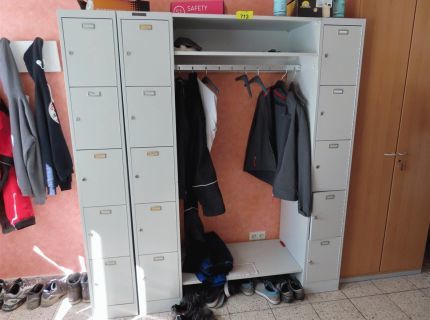 1 Spindschrank mit Garderobestange bestehend