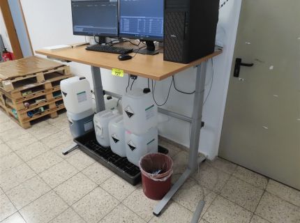 1 Schreibtisch ca. 150 m