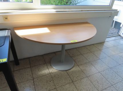 1 Beistelltisch ca. 150 m