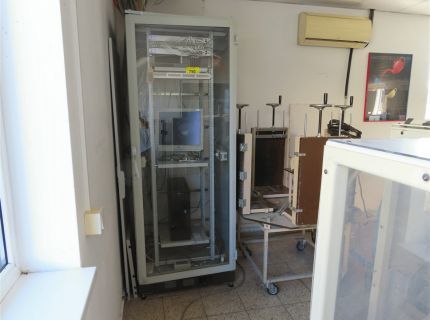 1 Serverschrank mit Glasflügeltür