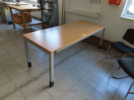 1 Schreibtisch ca. 250 m