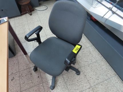 1 Bürodrehstuhl mit Armlehnen Stoffbezug
