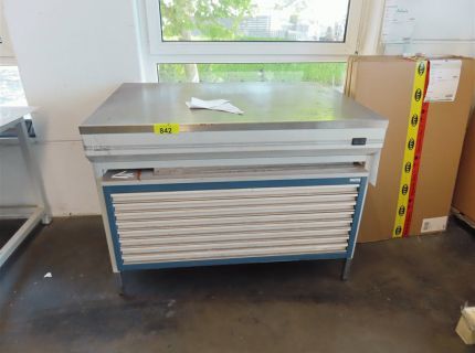 1 Arbeitstisch mit Wärme- oder
