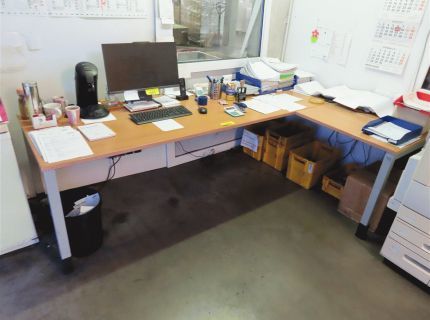 1 Schreibtisch-Eck-Kombinat... ca. 3 lfm