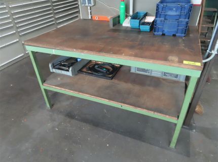 1 Arbeitstisch ca. 160 x