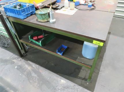 1 Arbeitstisch ca. 170 x