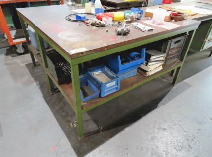 1 Arbeitstisch ca. 170 x