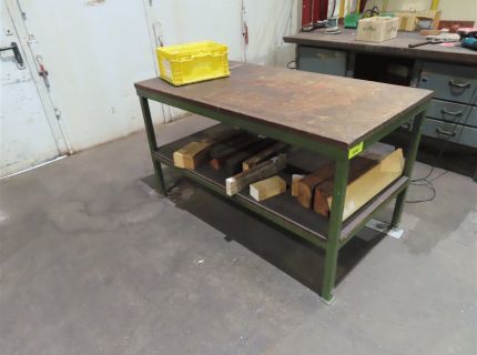 1 Arbeitstisch ca. 160 x