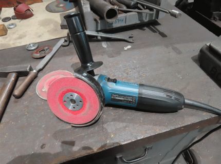1 Einhandwinkelschleifer Fabr.: Makita Typ: