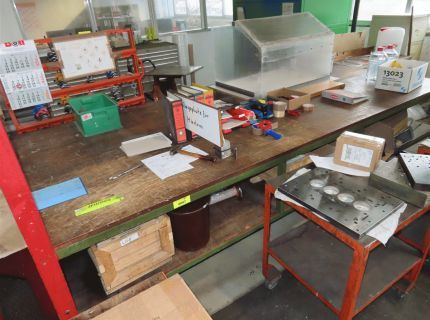 1 Arbeitstisch ca. 400 x