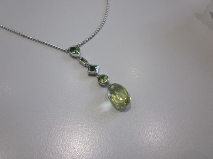 1 Collier mit Turmalinen Peridots