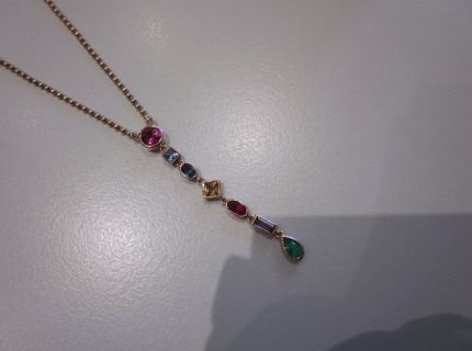1 Collier mit Farbsteinen RG