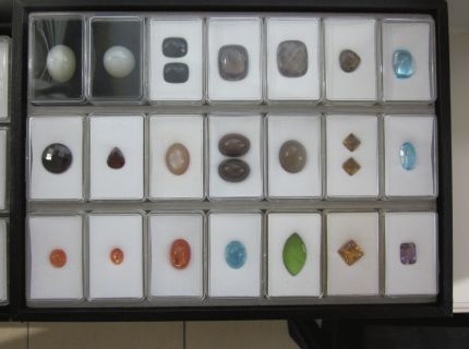 1 Sammelposten verschiedenster Schmucksteine/Farbsteine bestehend