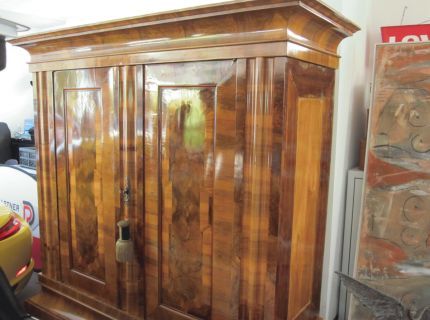 1 Barockschrank Nussbaum mit Regaleinsätzen