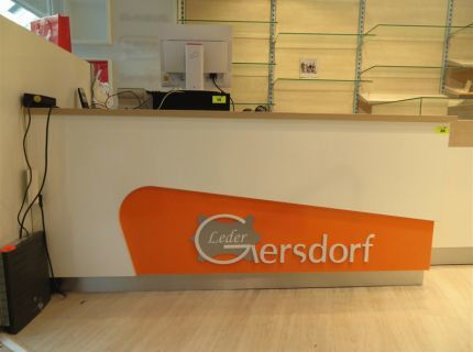 1 Ladentheke mit Firmenlogo ca.