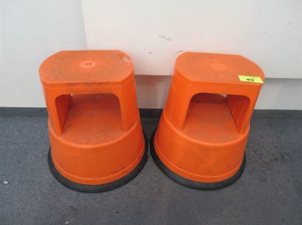 2 Tritthocker orange rollbar (Pos.