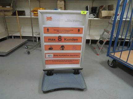 1 Kundenstopper mit beidseitiger Klapprahmung