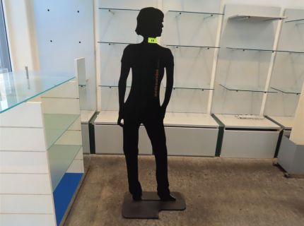 1 Metall-Schaufensterfigur weiblich silhouettiert ca.