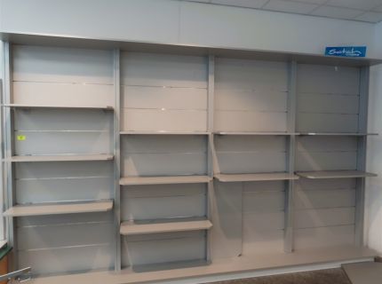 1 Warenpräsentations-Regal mit Rückwand ca.