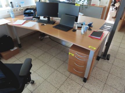 2 Schreibtische ca. 2 m