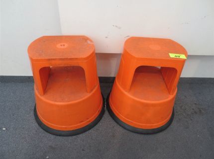 2 Tritthocker orange rollbar (Pos.