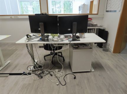 1 Schreibtisch elektrisch höhenverstellbar inkl.