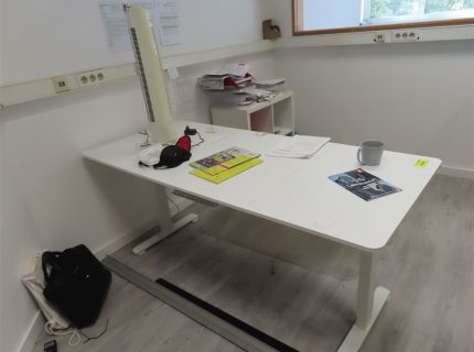 1 Schreibtisch elektrisch höhenverstellbar inkl.