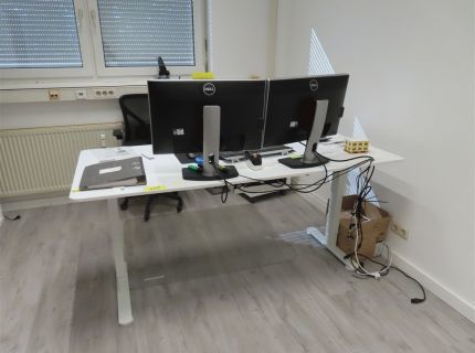 1 Schreibtisch elektrisch höhenverstellbar inkl.