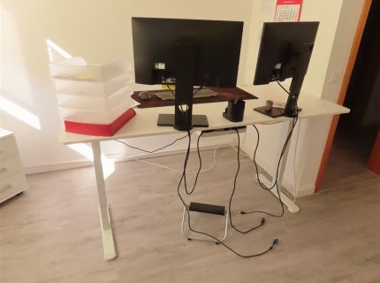 1 Schreibtisch elektrisch höhenverstellbar inkl.