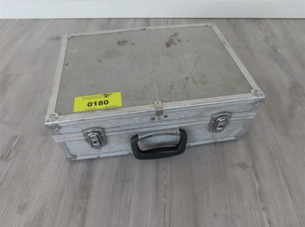 1 Werkzeugkoffer mit verschiedenem Standard-Handwerkzeug