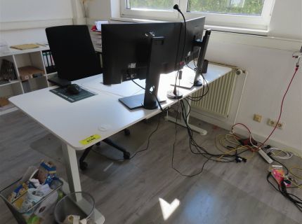1 Schreibtisch elektrisch höhenverstellbar inklusive