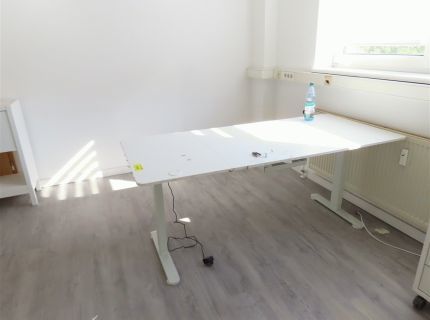 1 Schreibtisch elektrisch höhenverstellbar mit