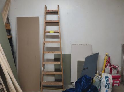 1 Holzklappleiter groß